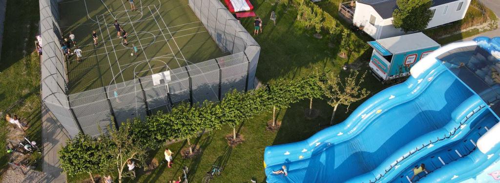 Terrain multisports et air gonflable au camping In de Bongerd aux Pays-Bas